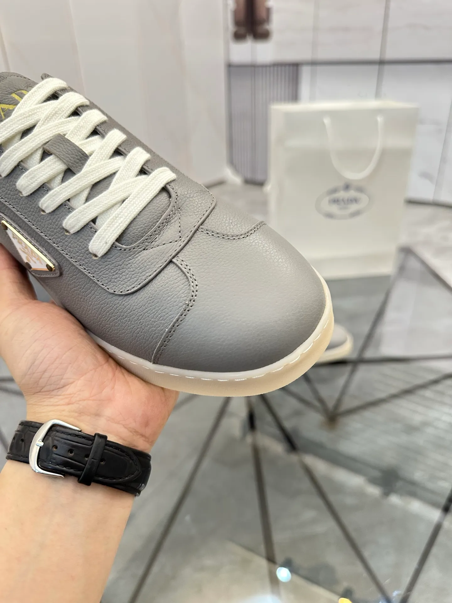 Men's shoes for sale 💰: 💰P540¥ High-end top quality Product trademark: Prada *"Prada*" low-top casual shoes Regular size: 38-45 (can be customized to 46) Product materials: imported first-layer cowhide for the upper, water-dyed cowhide lining, cowhide feet, original outsole. No.: 001